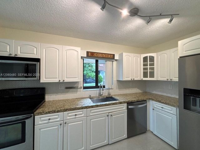 6900 NW 169th Street 137G, Hialeah, FL 33015