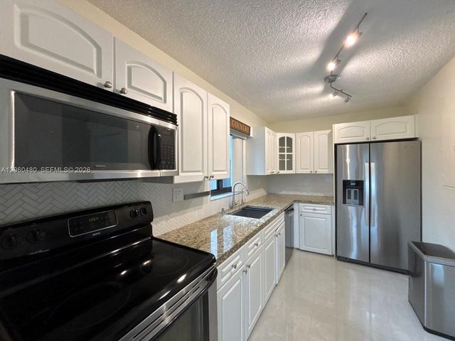 6900 NW 169th Street 137G, Hialeah, FL 33015