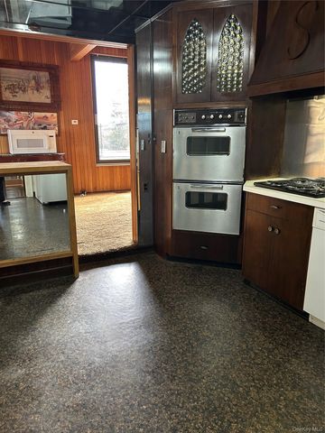 125 W Hoffman Avenue, Lindenhurst, NY 11757