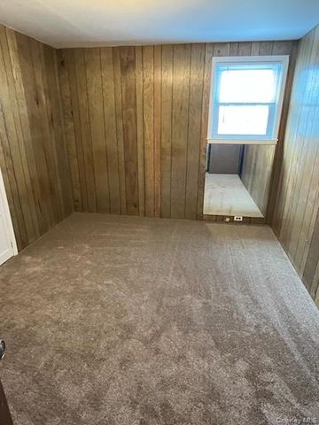 125 W Hoffman Avenue, Lindenhurst, NY 11757