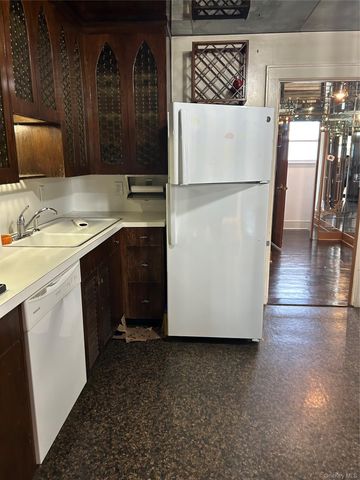 125 W Hoffman Avenue, Lindenhurst, NY 11757