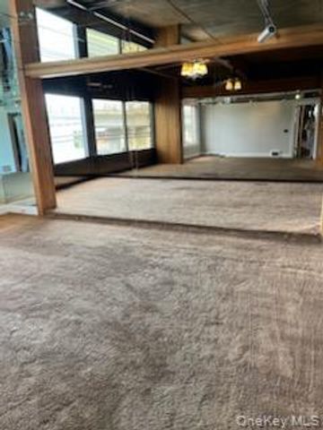 125 W Hoffman Avenue, Lindenhurst, NY 11757
