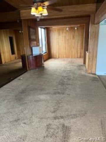 125 W Hoffman Avenue, Lindenhurst, NY 11757