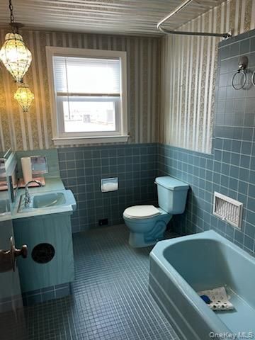 125 W Hoffman Avenue, Lindenhurst, NY 11757