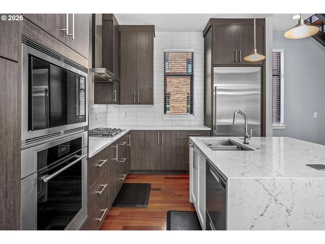 1710 Nw RIVERSCAPE St, Portland, OR 97209