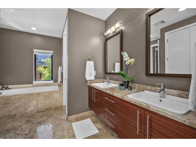 1710 Nw RIVERSCAPE St, Portland, OR 97209