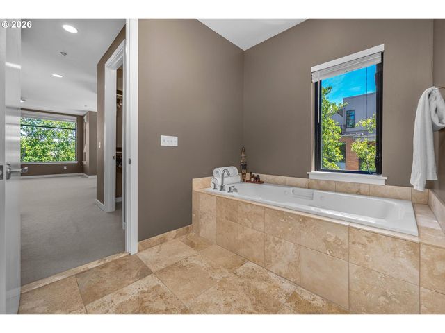 1710 Nw RIVERSCAPE St, Portland, OR 97209