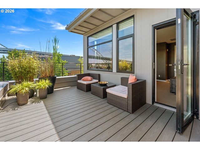 1710 Nw RIVERSCAPE St, Portland, OR 97209