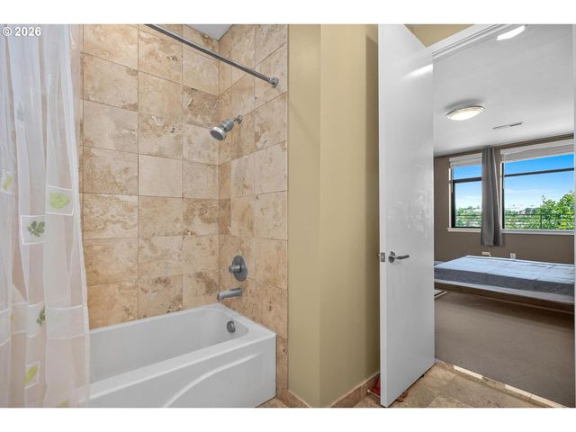 1710 Nw RIVERSCAPE St, Portland, OR 97209