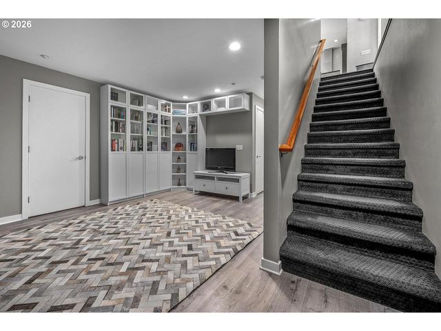 1710 Nw RIVERSCAPE St, Portland, OR 97209