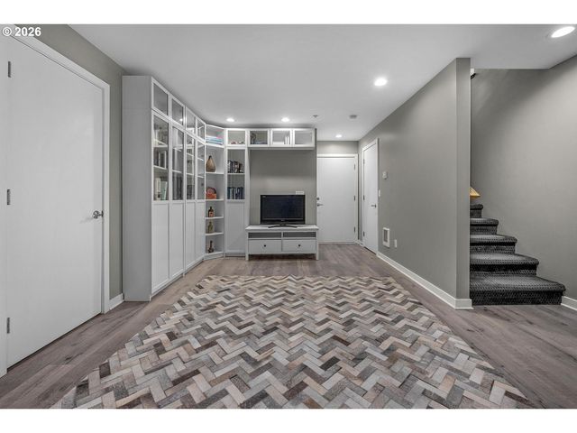 1710 Nw RIVERSCAPE St, Portland, OR 97209