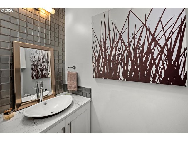 1710 Nw RIVERSCAPE St, Portland, OR 97209
