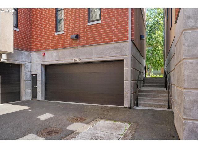 1710 Nw RIVERSCAPE St, Portland, OR 97209