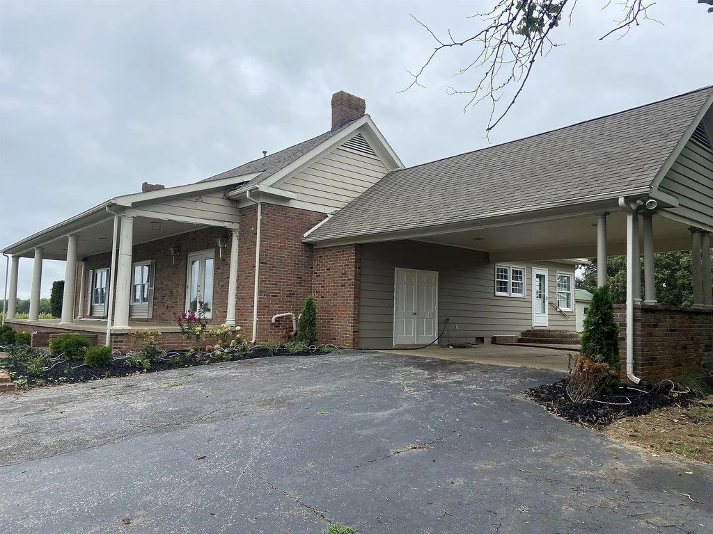 11495 Guthrie Rd, Guthrie, KY 42234