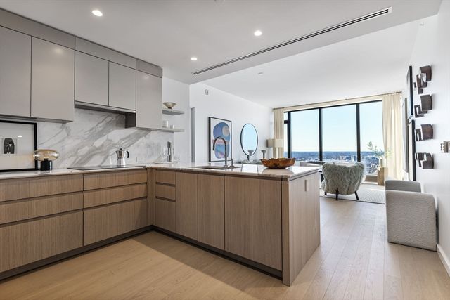 682 Atlantic Ave 37D, Boston, MA 02111