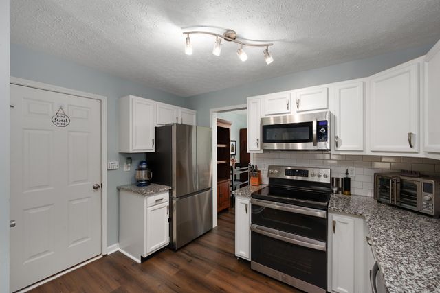 8536 Lazelle Village Drive, Lewis Center, OH 43035