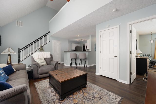 8536 Lazelle Village Drive, Lewis Center, OH 43035