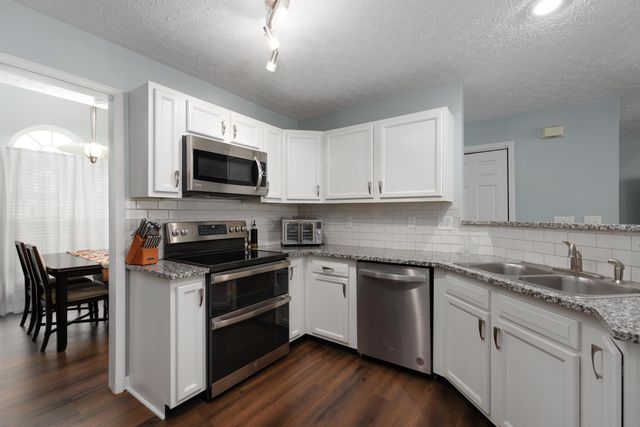 8536 Lazelle Village Drive, Lewis Center, OH 43035