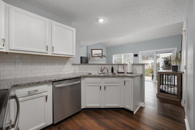 8536 Lazelle Village Drive, Lewis Center, OH 43035