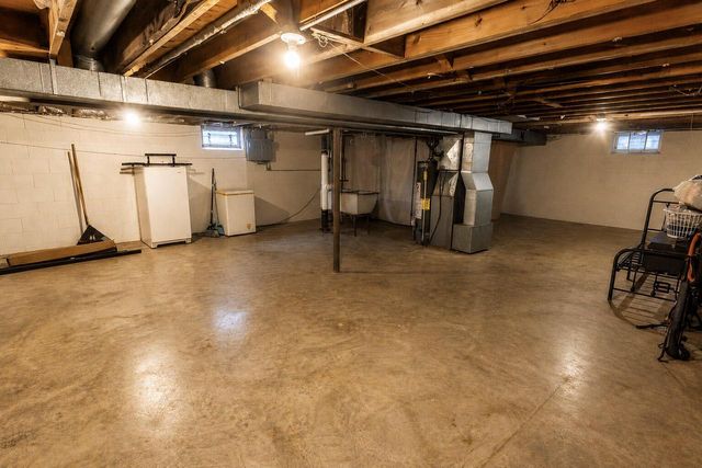 1943 W Kneeland STREET, Milwaukee, WI 53205