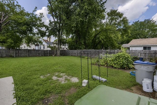 1943 W Kneeland STREET, Milwaukee, WI 53205