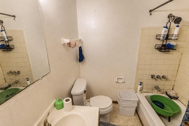 1943 W Kneeland STREET, Milwaukee, WI 53205