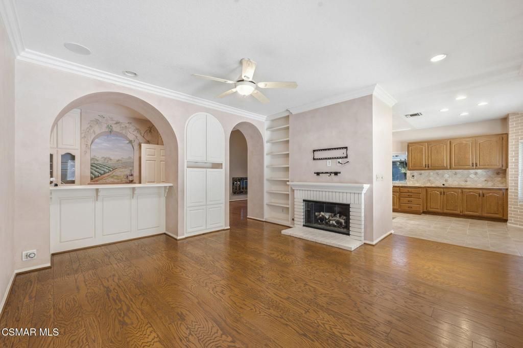 Image 10 of property listing at 2085 Brookfield Drive, Thousand Oaks, CA 91362