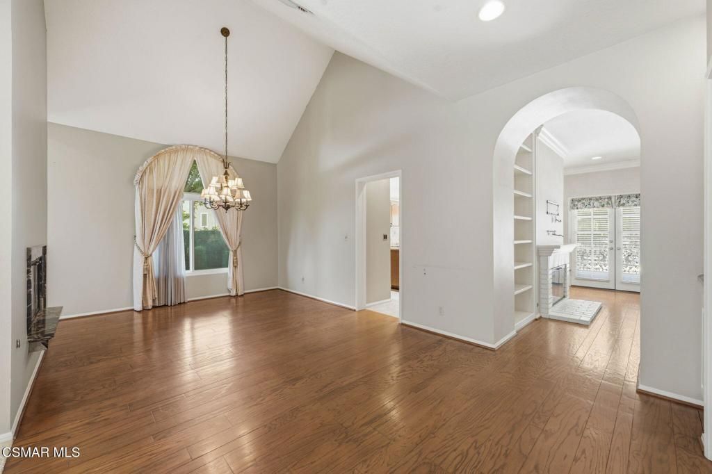 Image 13 of property listing at 2085 Brookfield Drive, Thousand Oaks, CA 91362
