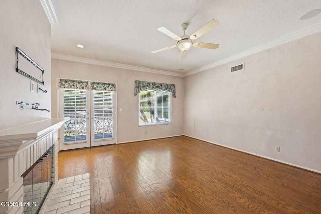 Image 15 of property listing at 2085 Brookfield Drive, Thousand Oaks, CA 91362