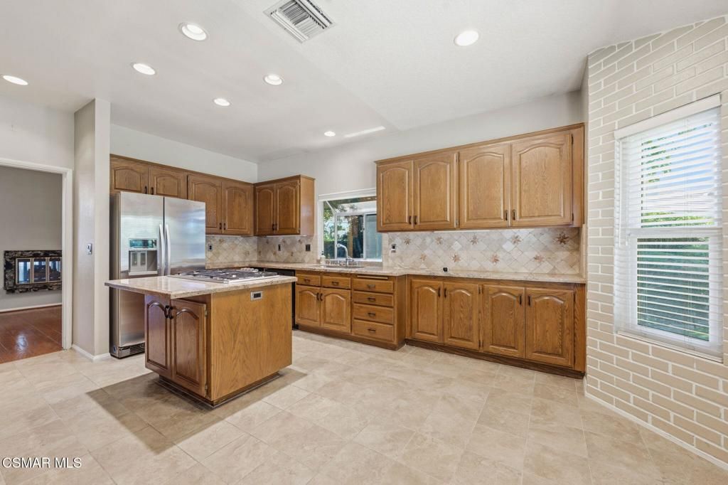 Image 4 of property listing at 2085 Brookfield Drive, Thousand Oaks, CA 91362