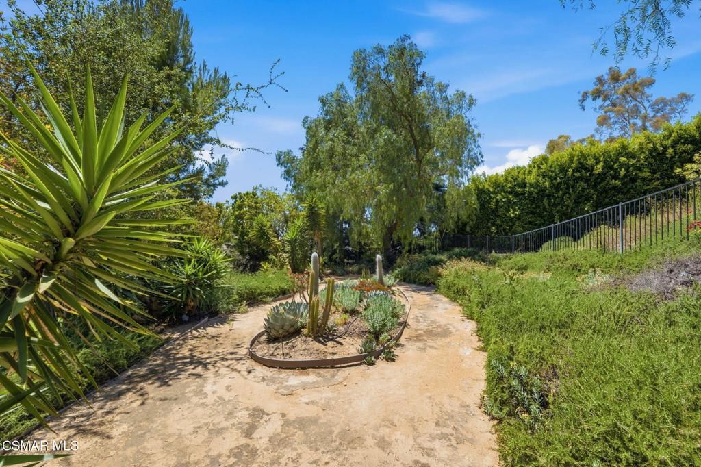 Image 40 of property listing at 2085 Brookfield Drive, Thousand Oaks, CA 91362