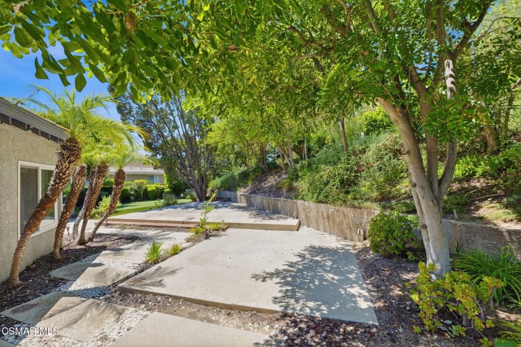 Image 43 of property listing at 2085 Brookfield Drive, Thousand Oaks, CA 91362