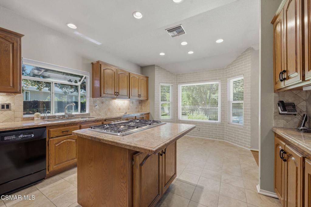 Image 5 of property listing at 2085 Brookfield Drive, Thousand Oaks, CA 91362