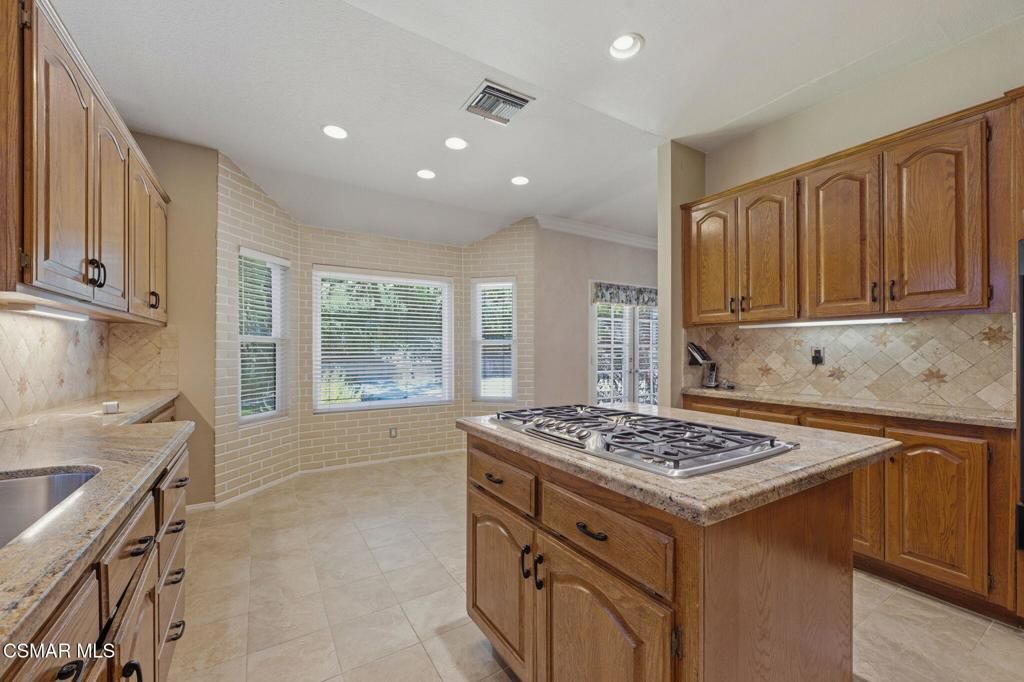 Image 6 of property listing at 2085 Brookfield Drive, Thousand Oaks, CA 91362
