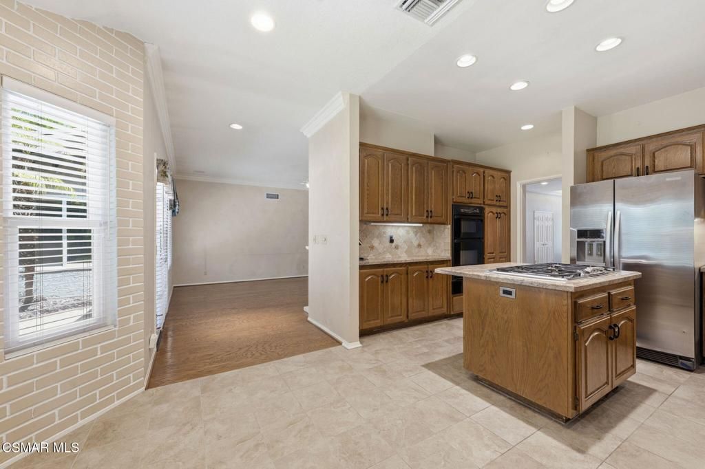 Image 7 of property listing at 2085 Brookfield Drive, Thousand Oaks, CA 91362