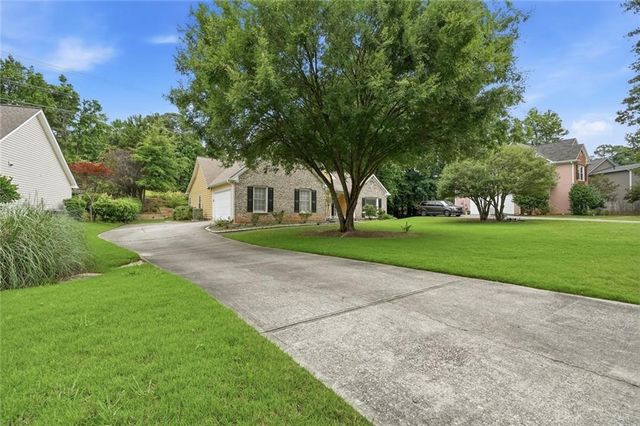 727 Eight Point Court, Suwanee, GA 30024