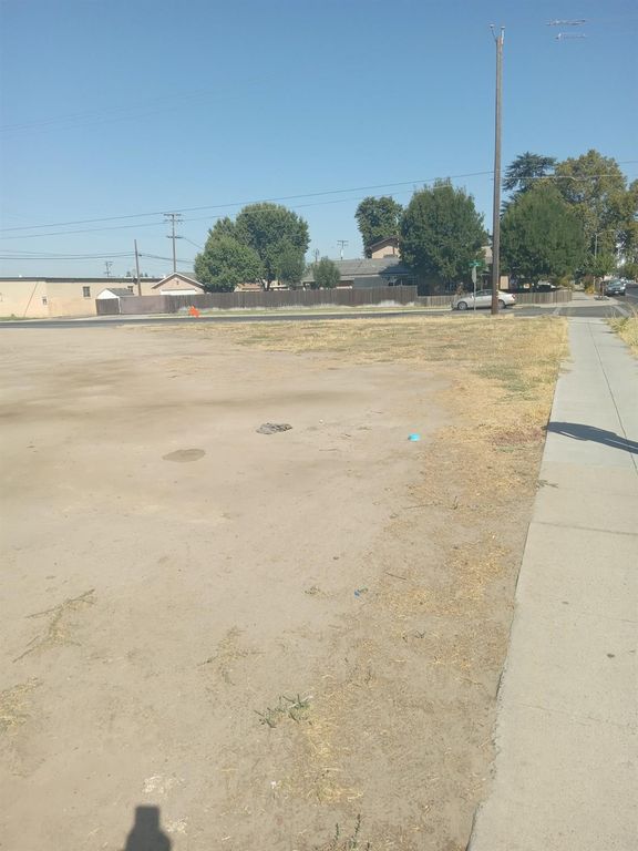 Image 4 of property listing at 320 N D, Madera, CA 93638