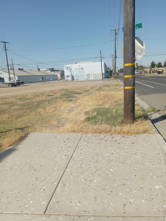 Image 5 of property listing at 320 N D, Madera, CA 93638