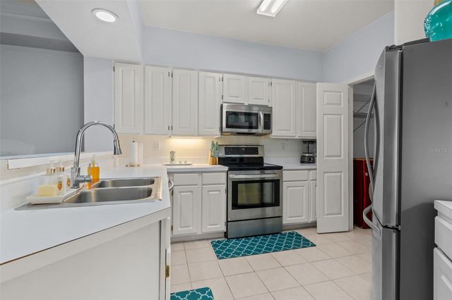 3302 BAY CLUB CIRCLE 3202, Tampa, FL 33607