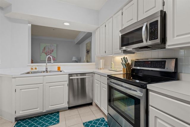 3302 BAY CLUB CIRCLE 3202, Tampa, FL 33607