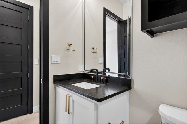 5709 E County Rd 94, Midland, TX 79706