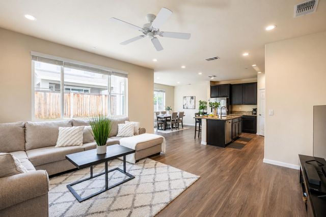 270 E Phelps Dr, Mountain House, CA 95391