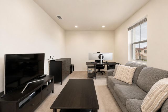 270 E Phelps Dr, Mountain House, CA 95391