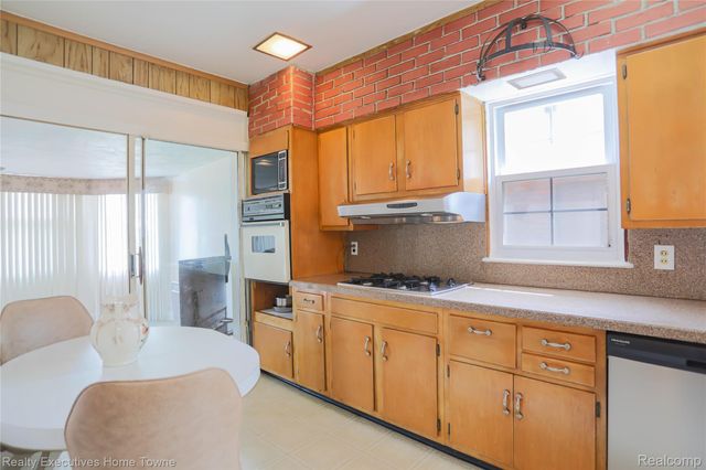 18244 Parkside Street, Detroit, MI 48221