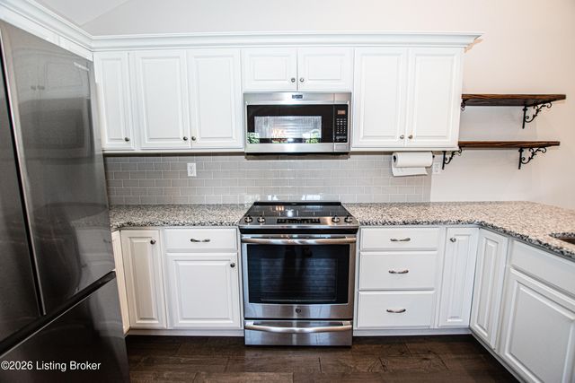 10104 Cedar Garden Dr, Louisville, KY 40291