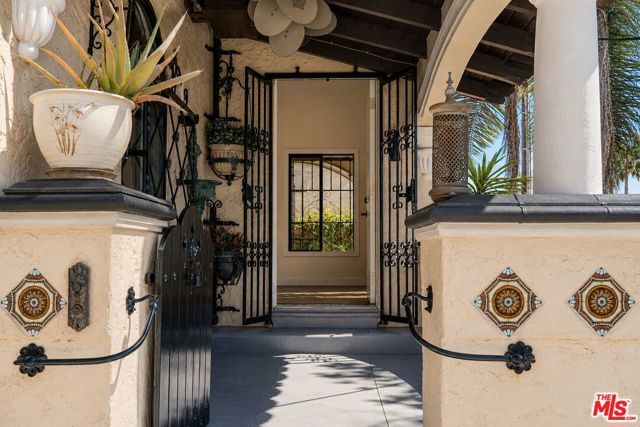 6132 Whitsett Avenue, Los Angeles, CA 91606