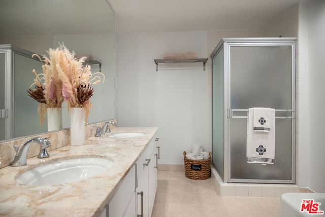 7259 Hillside Avenue 202, Los Angeles, CA 90046