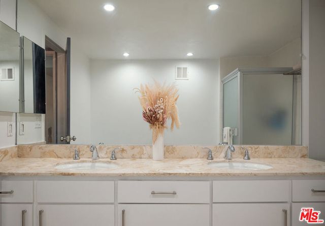 7259 Hillside Avenue 202, Los Angeles, CA 90046