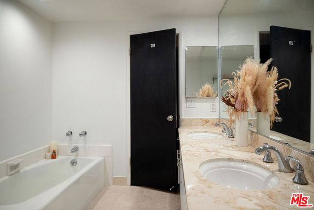 7259 Hillside Avenue 202, Los Angeles, CA 90046