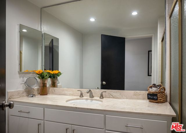 7259 Hillside Avenue 202, Los Angeles, CA 90046